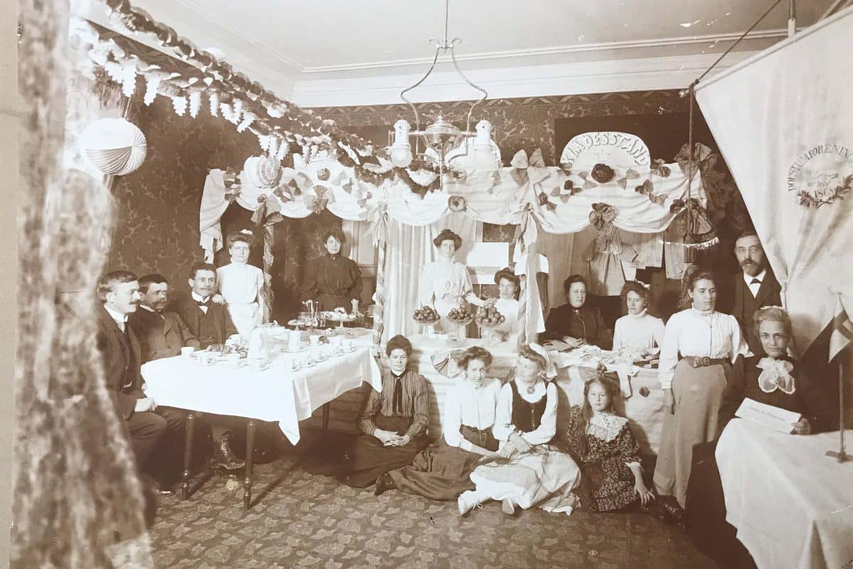 Döva kvinnor i Stockholms föreningsliv under perioden 1865–1945